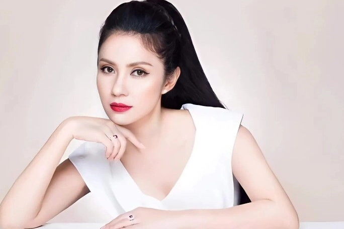Người vợ hay ghen của ngọc hoàng quốc khánh là mỹ nhân hà thành có ánh mắt dao cau u70 vẫn sành điệu - 2
