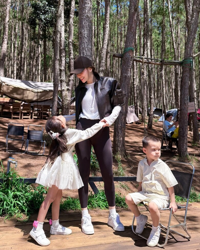 Nhà hồ ngọc hà nghỉ lễ kiểu mỗi người 1 nơi lisa leon và mẹ lên núi subeo đánh lẻ cùng kim lý ở nước ngoài - 2