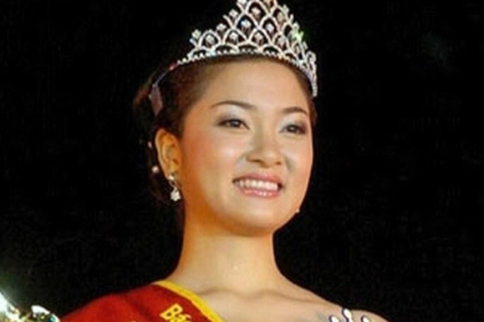 Nhan sắc nàng hậu lên ngôi khi 16 tuổi và chiếc vương miện bị lãng quên - 1