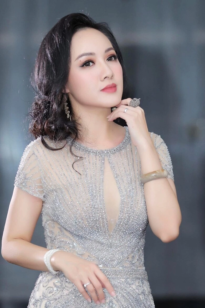 Nhan sắc và danh tính nữ mc dẫn đầu cầu phía nam ngày 30 tháng 4 đẹp hơn cả hoa hậu - 6