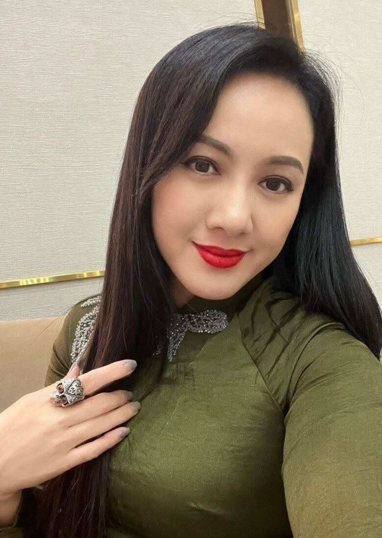 Nhan sắc và danh tính nữ mc dẫn đầu cầu phía nam ngày 30 tháng 4 đẹp hơn cả hoa hậu - 8