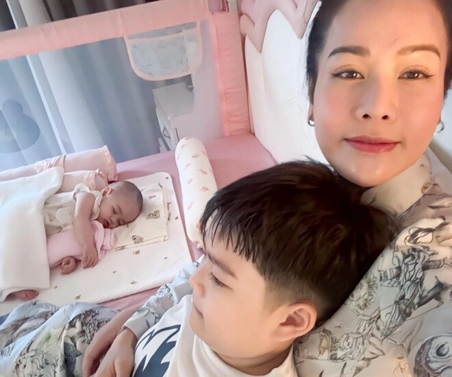 Nhật kim anh khoe khoảnh khắc hạnh phúc bên 2 con quý tử đối xử dịu dàng với em gái chung nửa huyết thống - 1