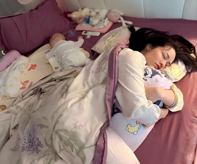 Nhật kim anh và con gái cưng giận dỗi không nhìn mặt nhau chọn nằm mỗi người 1 góc giường cần người hòa giải - 1