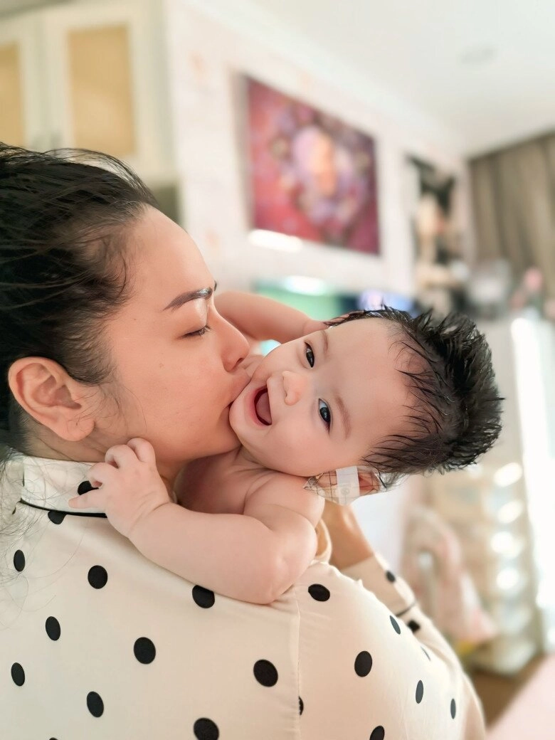 Nhật kim anh và con gái cưng giận dỗi không nhìn mặt nhau chọn nằm mỗi người 1 góc giường cần người hòa giải - 3