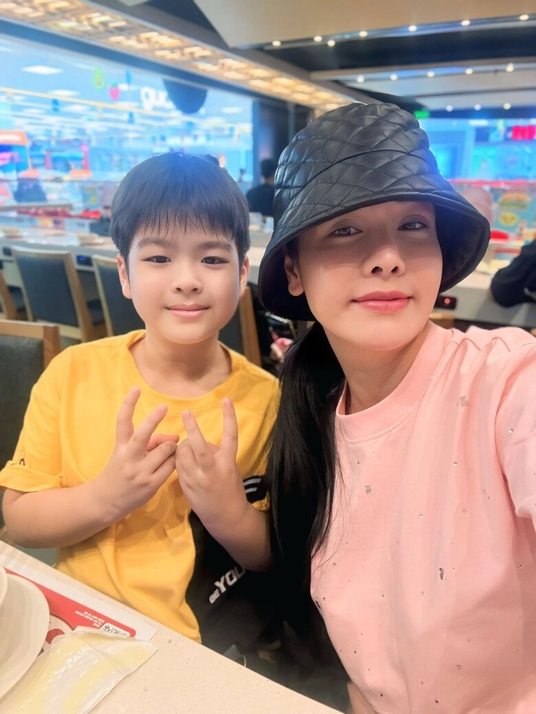 Nhật kim anh và con gái cưng giận dỗi không nhìn mặt nhau chọn nằm mỗi người 1 góc giường cần người hòa giải - 5