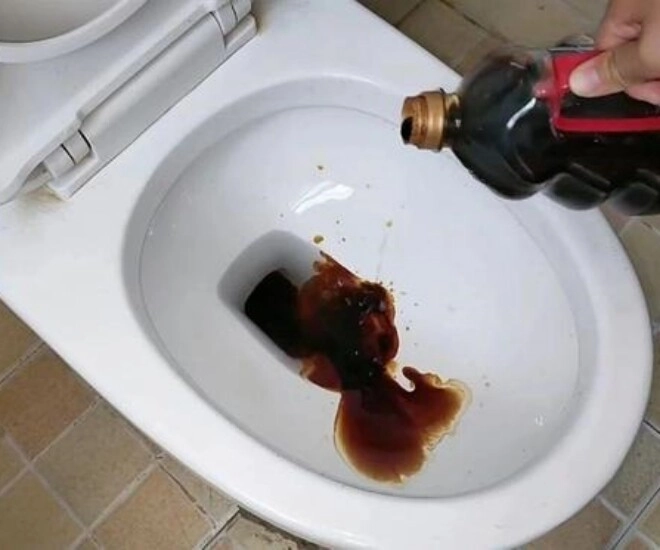 Nhỏ 2 giọt này vào bồn cầu tác dụng rất bất ngờ tiếc là nhiều người không biết biết sớm đã có lợi rồi - 1