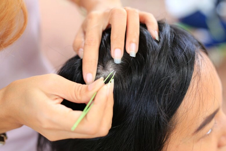 Nhổ tóc không làm giảm đi lượng tóc bạc chị em áp dụng 5 mẹo sau để tóc đen nhánh và óng mượt như lụa - 3