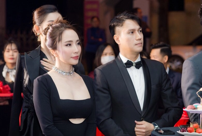 Những khoảnh khắc tình bể bình của nam nsưt và cá sấu chúa quỳnh nga trước khi bị bắt gặp về cùng chung cư - 4