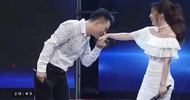 Những khoảnh khắc tình bể bình của nam nsưt và cá sấu chúa quỳnh nga trước khi bị bắt gặp về cùng chung cư - 8