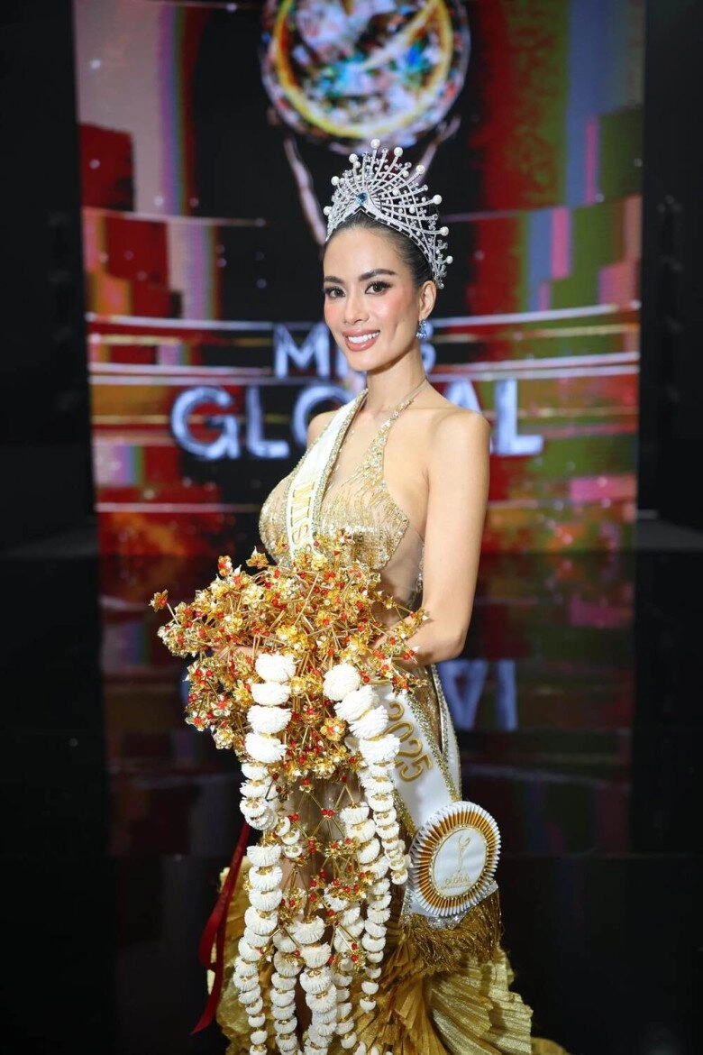 Những nàng hậu từng sở hữu hình xăm táo bạo của vbiz có người phải xoá gấp để đi thi - 1