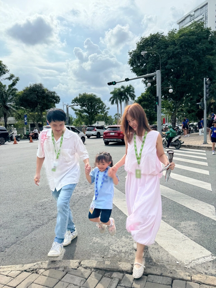 Những ông bố nổi tiếng đưa con gái nhập học chồng lê phương căng thẳng thấy rõ con trai bầu hiển chuẩn phong thái chủ tịch - 12