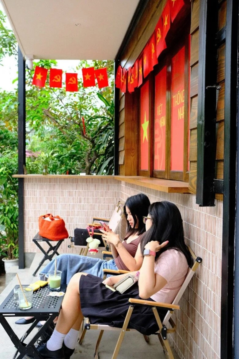Những quán cafe rực rỡ cờ hoa dịp quốc khánh 29 lưu lại ngay để tranh thủ check-in trước khi đông nghịt khách - 6