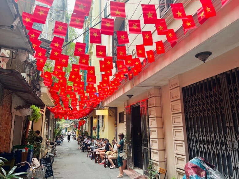 Những quán cafe rực rỡ cờ hoa dịp quốc khánh 29 lưu lại ngay để tranh thủ check-in trước khi đông nghịt khách - 8