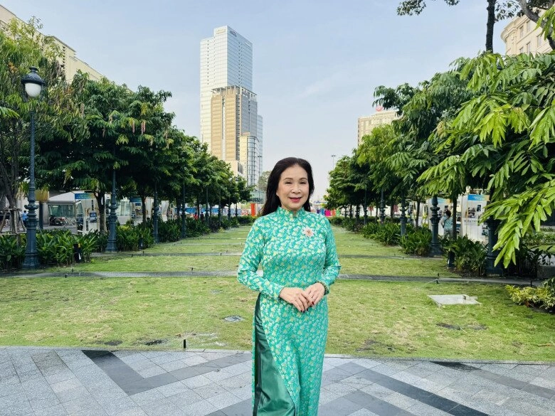 Nsnd hiếm hoi tham gia diễu hành mừng đại lễ là mỹ nhân sân khấu một thời u70 trẻ trung được ông xã yêu chiều - 4