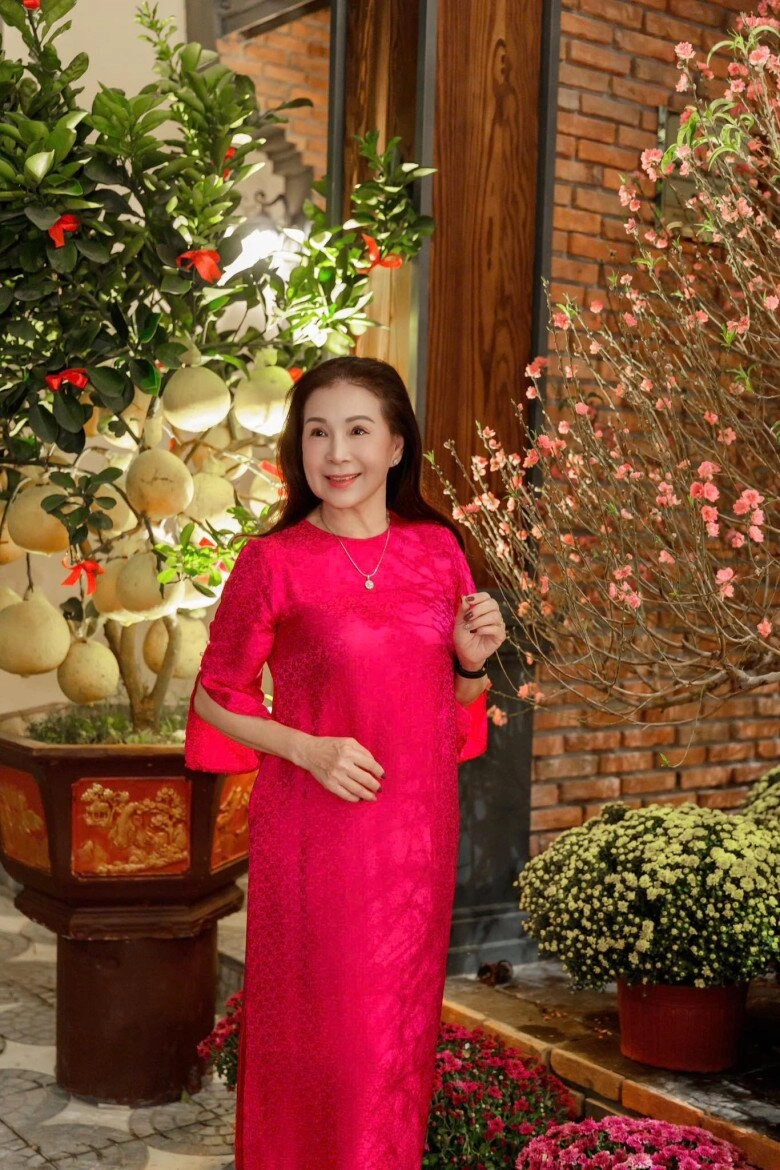 Nsnd hiếm hoi tham gia diễu hành mừng đại lễ là mỹ nhân sân khấu một thời u70 trẻ trung được ông xã yêu chiều - 9