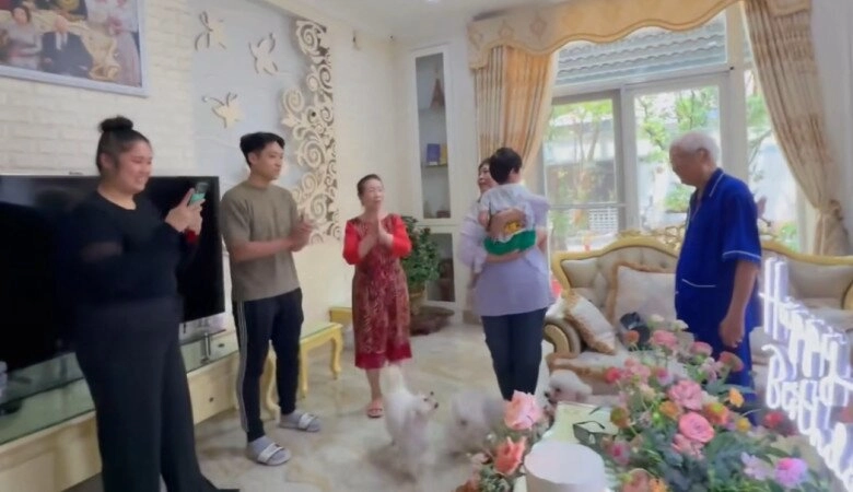 Nsnd hồng vân đón cháu ngoại lần đầu về thăm con gái xa nhà bao năm vì lấy chồng việt kiều nay đoàn tụ - 3