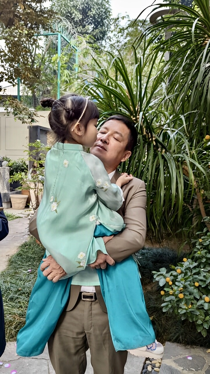 Nsnd ngọc huyền trẻ trung rạng ngời bên 2 cháu nội nsưt chí trung nói vợ cũ sống hạnh phúc hậu ly hôn - 2
