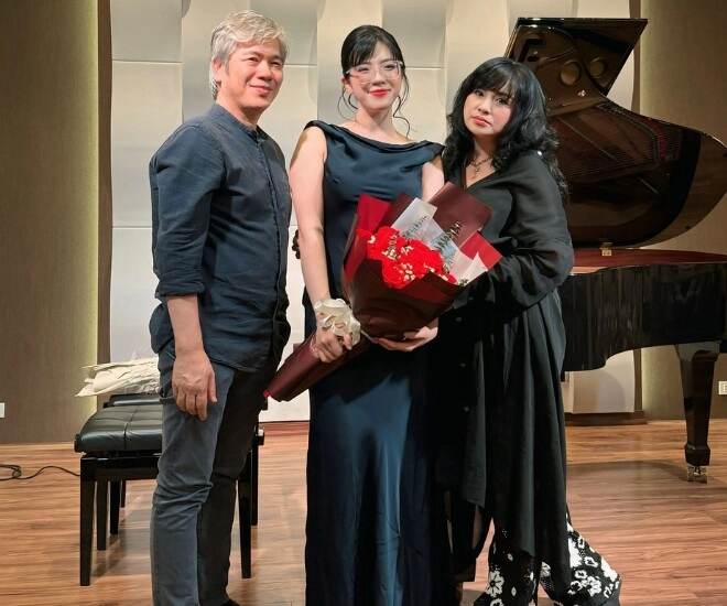 Nsnd thanh lam tự hào khoe con riêng của chồng ái nữ bác sĩ tiến hùng xinh lung linh đọ dáng bên mẹ diva - 1
