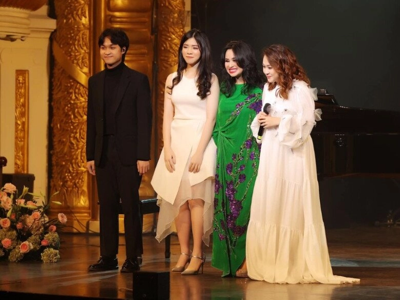 Nsnd thanh lam tự hào khoe con riêng của chồng ái nữ bác sĩ tiến hùng xinh lung linh đọ dáng bên mẹ diva - 9