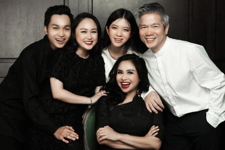 Diva thanh lam khoe ảnh đón tuổi mới bên con riêng và chồng bác sĩ nhạc sĩ quốc trung bình luận chúc mừng - 10