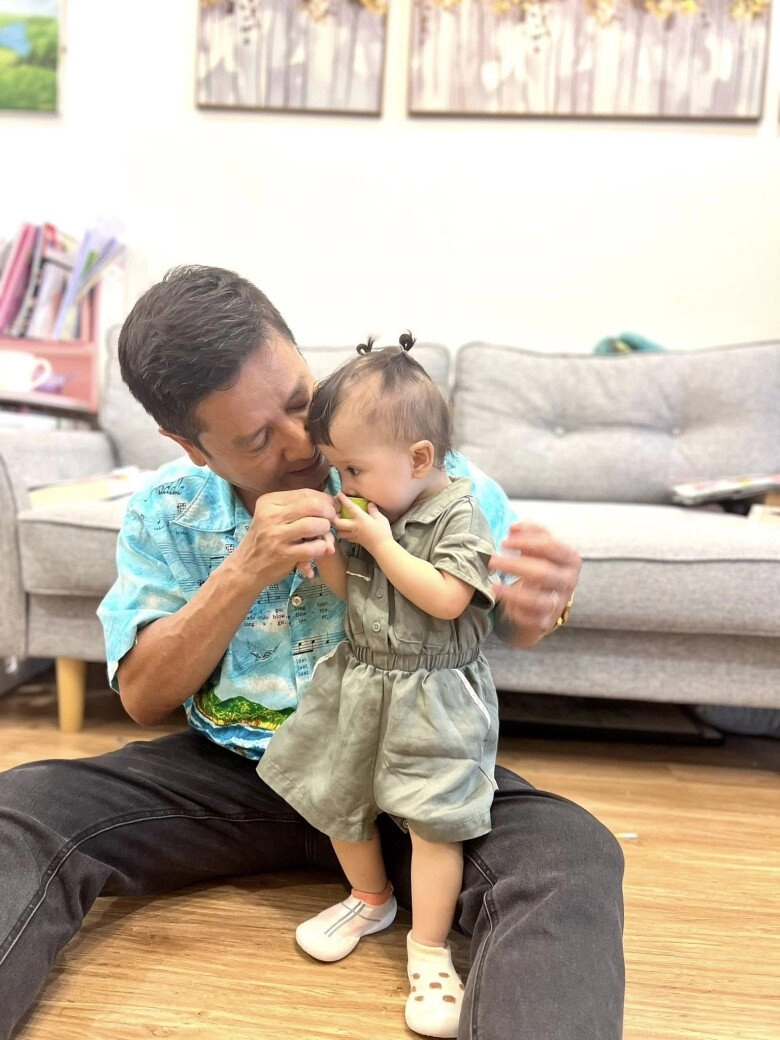 Nsưt chí trung không ở chung với con vẫn sang nhà thăm cháu nội làm ông vụng về phải xin lỗi tiểu công chúa - 2