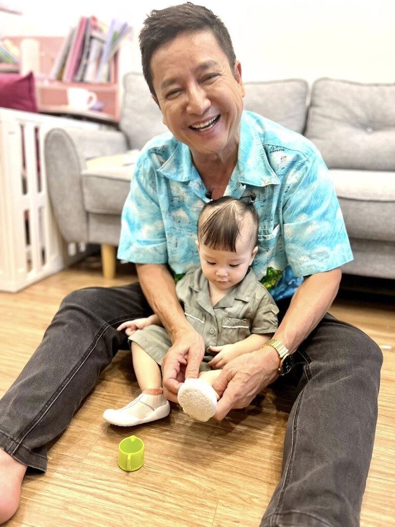 Nsưt chí trung không ở chung với con vẫn sang nhà thăm cháu nội làm ông vụng về phải xin lỗi tiểu công chúa - 3
