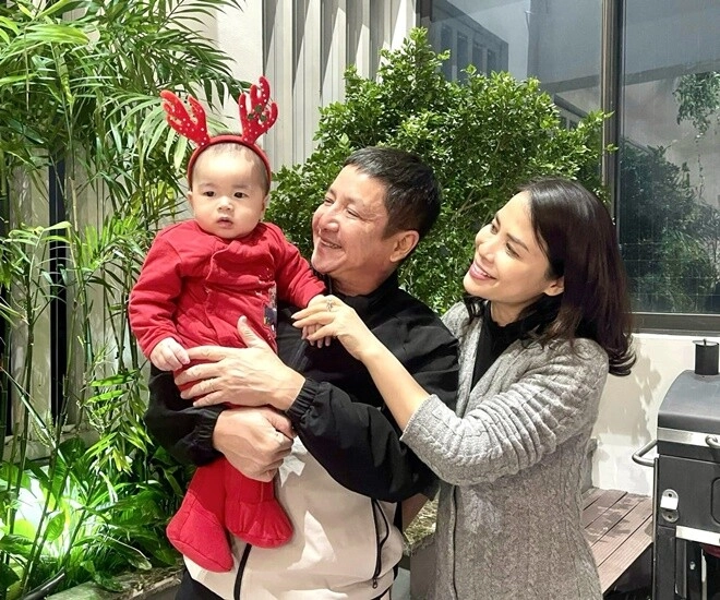 Nsưt chí trung lên tiếng khi bị hỏi chuyện có thêm con bế bồng cháu ngoại của bạn gái kém 17 tuổi - 1