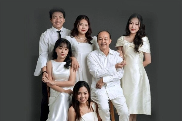 Nsưt đức hải thừa nhận hơi ác với quý tử cưới vợ kém 18 tuổi có 4 tấm bằng đại học nói tiếng anh như tây - 9