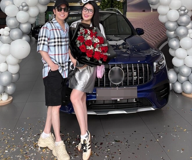 Nsưt vũ luân sắm siêu xe đón con gia tài cả trăm cây vàng và bị soi giới tính hh phương lê vướng nghi vấn bầu giả - 1
