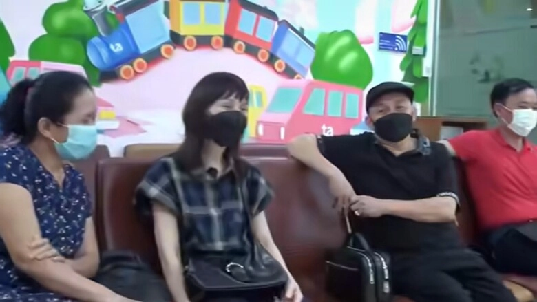 Nsưt xuân hinh đợi ngoài phòng sinh tự tay bế bồng cháu ngoại mê mẩn ngắm tiểu công chúa nhà vua hài đất bắc - 2