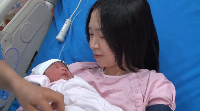 Nsưt xuân hinh đợi ngoài phòng sinh tự tay bế bồng cháu ngoại mê mẩn ngắm tiểu công chúa nhà vua hài đất bắc - 3