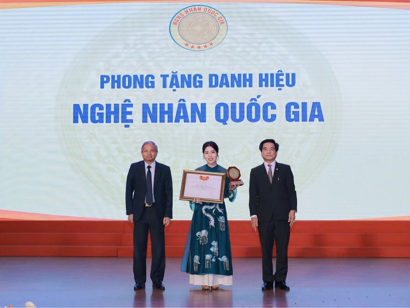 Ntk linh thảo - nghệ nhân quốc gia người mở lối mới cho trang phục văn hoá tín ngưỡng việt - 1