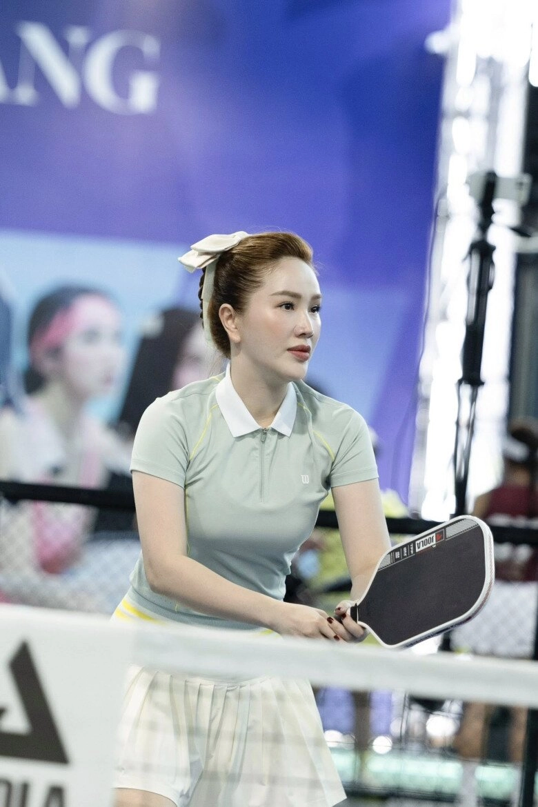 Nữ ca sĩ lấy đại gia hơn chục tuổi là mẹ bỉm vẫn mê mặc xuyên thấu khoe dáng căng tràn tủ đồ hiệu nhìn thôi cũng ngộp - 3
