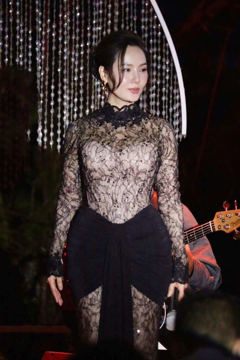 Nữ ca sĩ quê thanh hóa diện đồ xuyên thấu khoe dáng dày cơm đáp trả khi bị khuyên đừng xôi thịt quá - 2