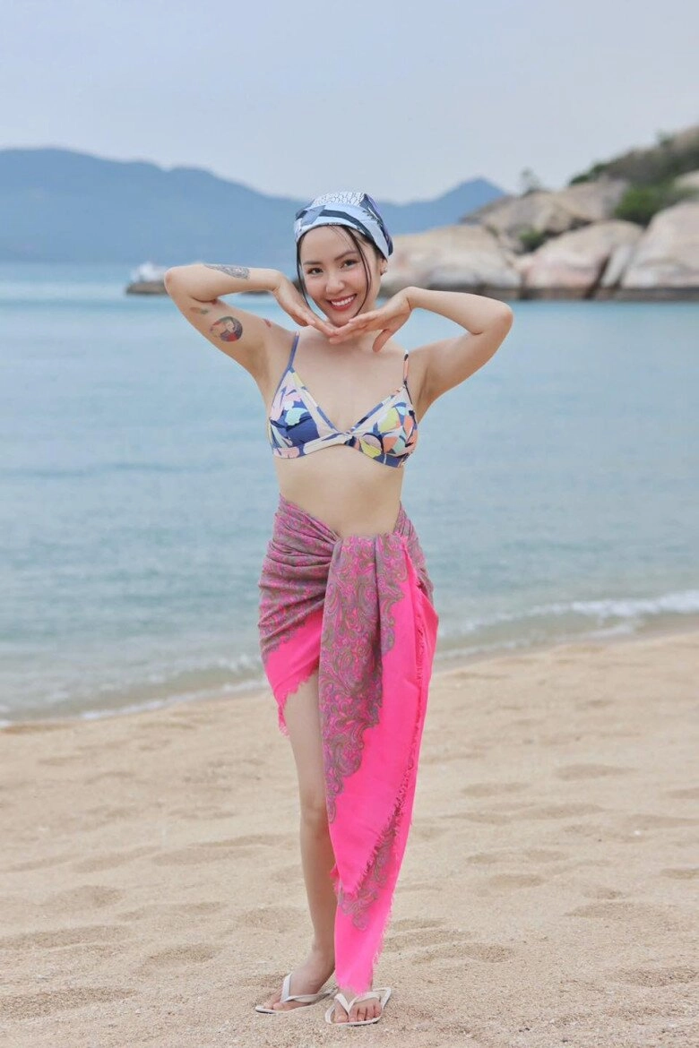 Nữ ca sĩ quê thanh hóa diện đồ xuyên thấu khoe dáng dày cơm đáp trả khi bị khuyên đừng xôi thịt quá - 8