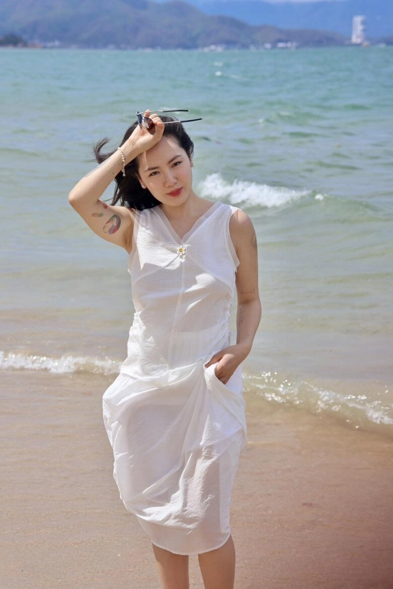 Nữ ca sĩ quê thanh hóa diện đồ xuyên thấu khoe dáng dày cơm đáp trả khi bị khuyên đừng xôi thịt quá - 11