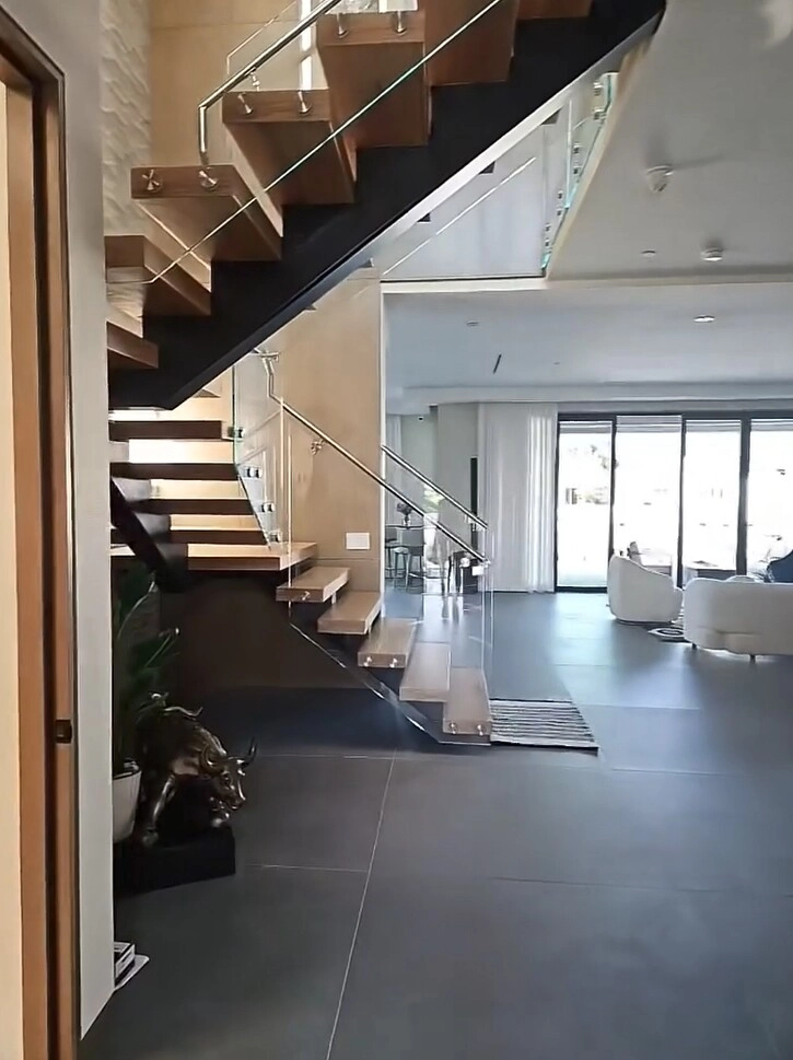 Nữ ca sĩ việt từng ăn nhờ ở đậu trong chùa nay có biệt thự ven biển đẹp như mơ ở mỹ - 11
