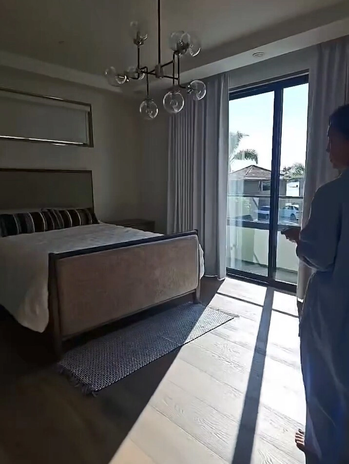 Nữ ca sĩ việt từng ăn nhờ ở đậu trong chùa nay có biệt thự ven biển đẹp như mơ ở mỹ - 16