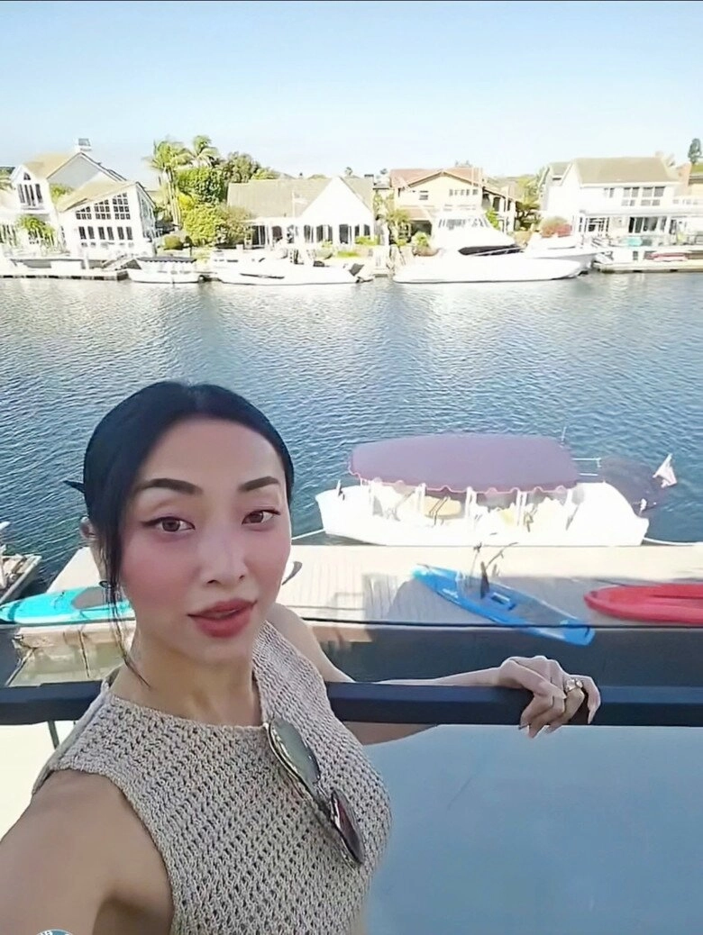 Nữ ca sĩ việt từng ăn nhờ ở đậu trong chùa nay có biệt thự ven biển đẹp như mơ ở mỹ - 17