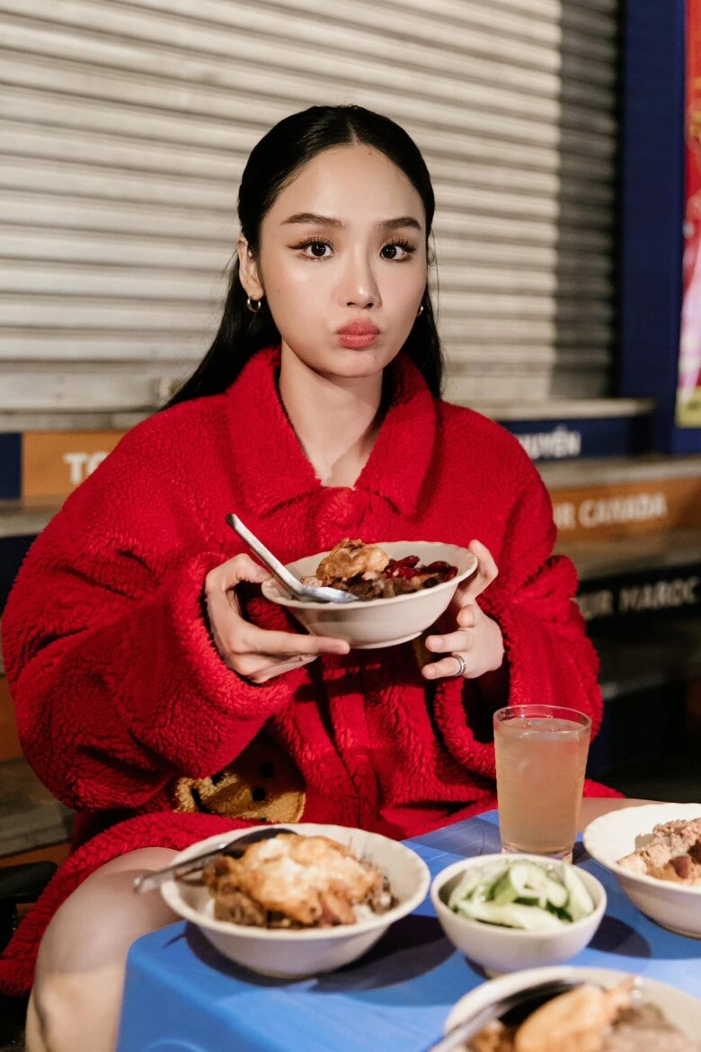 Nữ ca sĩ yêu thiếu gia kém 5 tuổi mua túi xách theo lô đeo vài tỷ dạo phố giờ thay đổi chóng mặt chỉ mê diện đồ bình dân - 10
