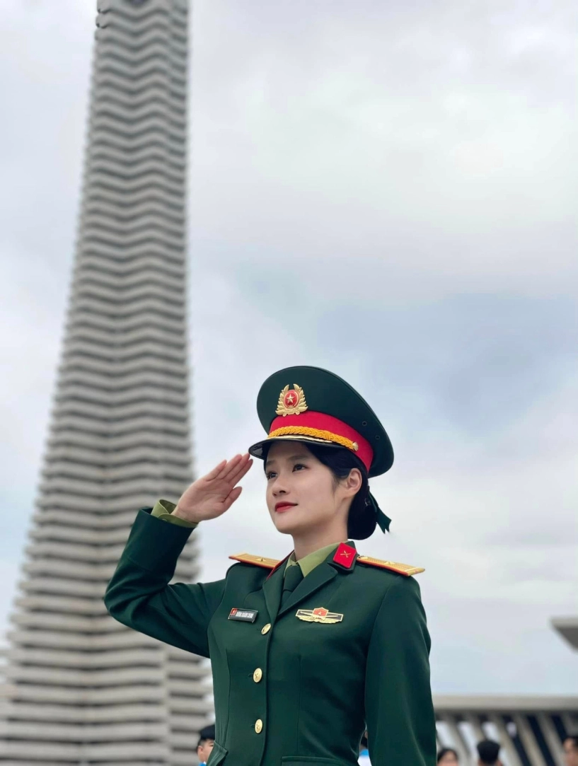 Nữ chiến sĩ khối quân y đốn tim với nhan sắc ngọt ngào - 9