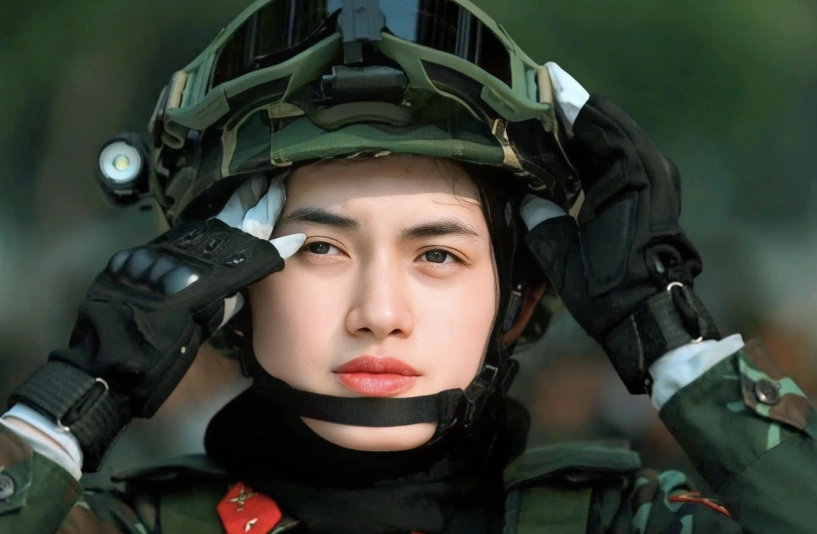 Nữ hạ sĩ quê đồng nai thuộc khối biệt động sài gòn gây sốt khi diễu binh nhan sắc đời thực thế nào - 1
