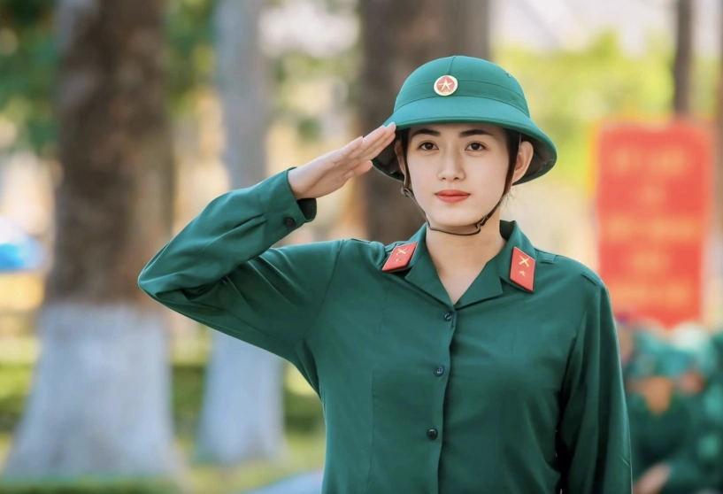 Nữ hạ sĩ quê đồng nai thuộc khối biệt động sài gòn gây sốt khi diễu binh nhan sắc đời thực thế nào - 2