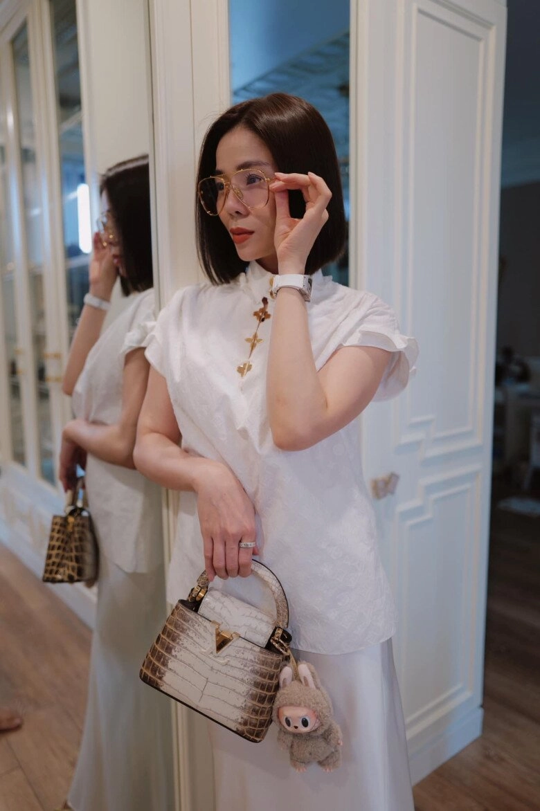 nữ hoàng phòng trà có nhà dải từ nam ra bắc với kho đồ hiệu tiền tỷ nhưng chỉ ưu ái duy nhất một mẫu túi xách - 18