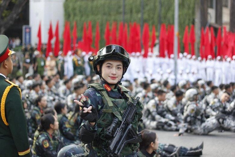 Nữ mc là hạ sĩ hiếm hoi tham gia diễu binh 29 từng thi hoa hậu việt nam viết đơn tình nguyện nhập ngũ - 4