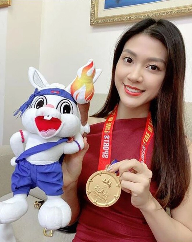 Nữ mc mặc bikini dẫn world cup từng gây nghẽn sóng nhà đài cuộc sống như mơ sau khi bất ngờ lấy chồng - 10