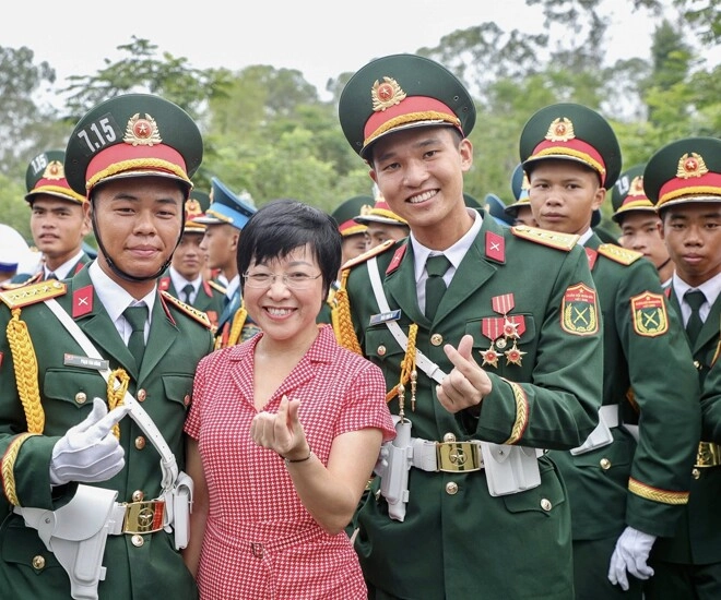 Nữ mc vtv lọt thỏm giữa dàn chiến sĩ tập luyện cho nhiệm vụ a80 có con trai 2k5 nổi tiếng rần rần trên mạng - 1