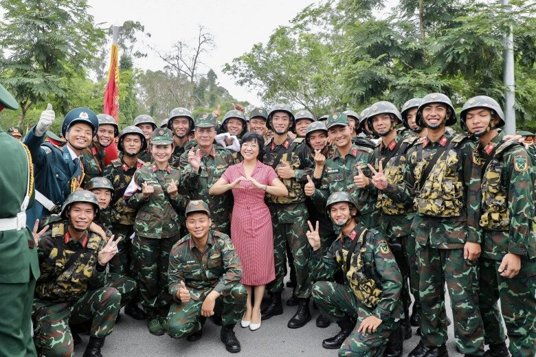 Nữ mc vtv lọt thỏm giữa dàn chiến sĩ tập luyện cho nhiệm vụ a80 có con trai 2k5 nổi tiếng rần rần trên mạng - 2