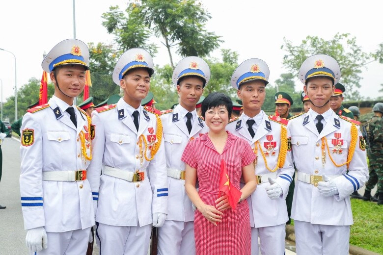 Nữ mc vtv lọt thỏm giữa dàn chiến sĩ tập luyện cho nhiệm vụ a80 có con trai 2k5 nổi tiếng rần rần trên mạng - 3