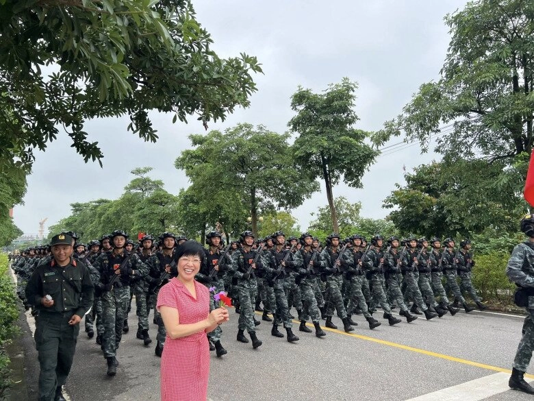 Nữ mc vtv lọt thỏm giữa dàn chiến sĩ tập luyện cho nhiệm vụ a80 có con trai 2k5 nổi tiếng rần rần trên mạng - 4